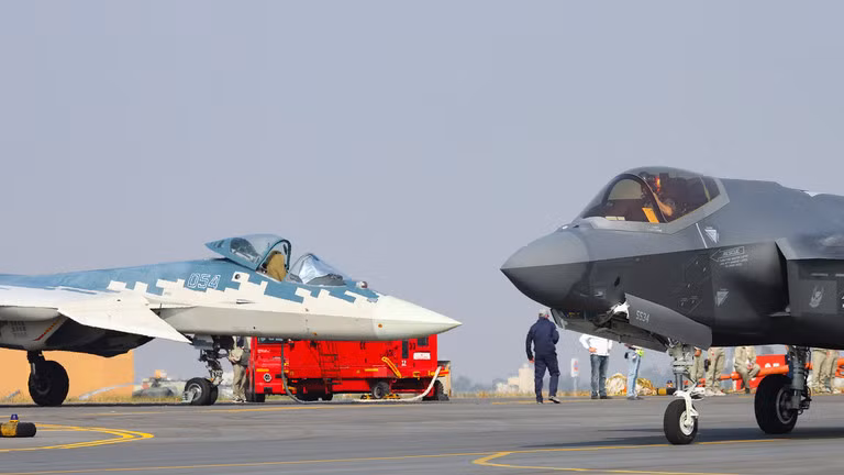 Chiến đấu cơ Su-57E của Nga và F-35 Lightning II của Mỹ được trưng bày trong triển lãm hàng không Aero India 2025 tại Trạm Không quân Yelahanka ở Bengaluru, Karnataka, Ấn Độ. Ảnh: Getty.