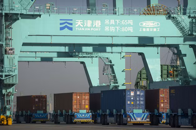 Xe tải không người lái vận chuyển container tại cảng Thiên Tân (Ảnh: AP)