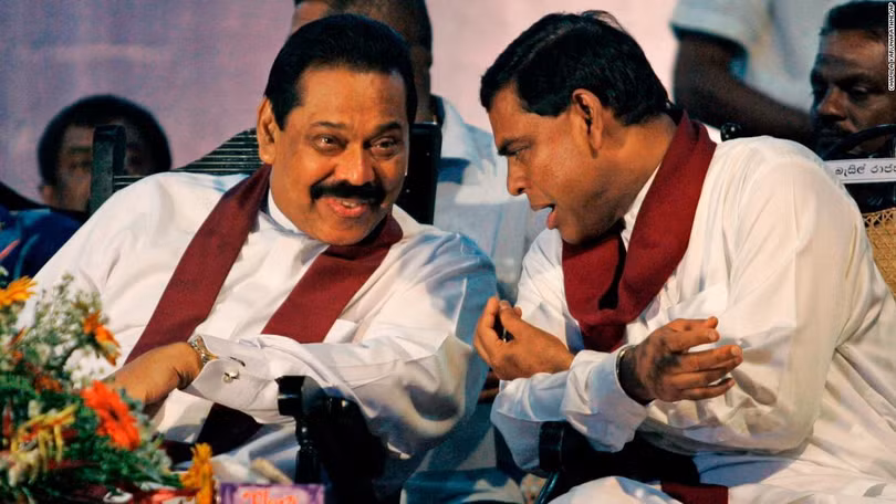 Ông Mahinda Rajapaksa và em trai Basil Rajapaksa trong ảnh chụp ngày 4/4/2010 (Ảnh: CNN) Ông Mahinda Rajapaksa và em trai Basil Rajapaksa trong ảnh chụp ngày 4/4/2010 (Ảnh: CNN)