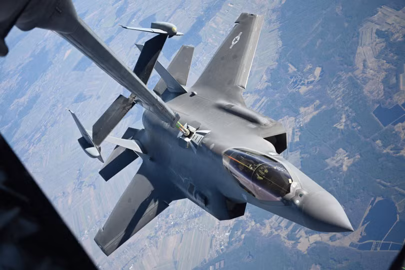 Một chiến đấu cơ F-35 Lightning II được tiếp nhiên liệu trên không (Ảnh: AFP)