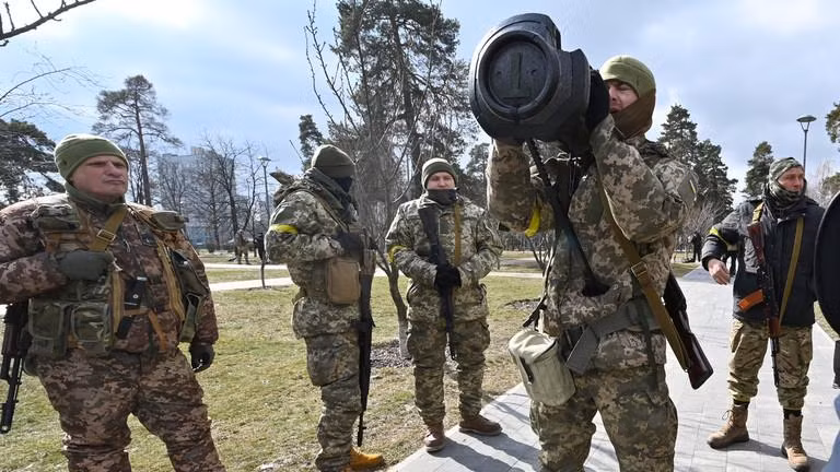 Binh sĩ Ukraine kiểm tra lô vũ khí được phương Tây viện trợ, bao gồm ten lửa NLAW của Anh (Ảnh: AFP)