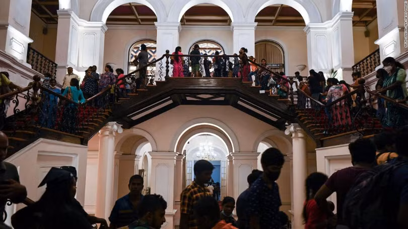 Người biểu tình ập vào tư dinh của Tổng thống Sri Lanka (Ảnh: CNN) Người biểu tình ập vào tư dinh của Tổng thống Sri Lanka (Ảnh: CNN)