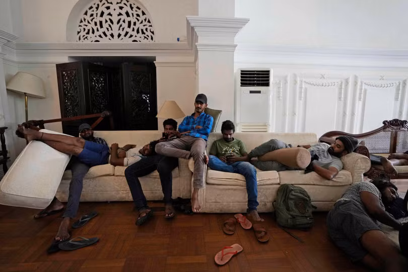 Người biểu tình Sri Lanka ngồi và nằm trên ghế sofa trong khu nhà ở tổng thống hôm 10/7 (Ảnh: AP)
