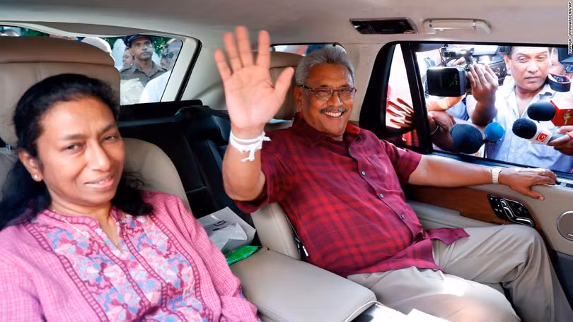 Ông Gotabaya và vợ, bà Ayoma, tại Colombo, Sri Lanka năm 2019 (Ảnh: CNN) Ông Gotabaya và vợ, bà Ayoma, tại Colombo, Sri Lanka năm 2019 (Ảnh: CNN)