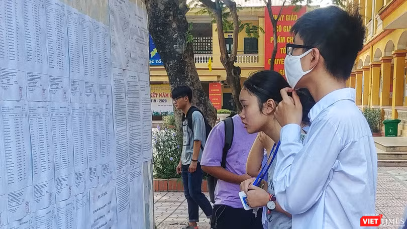 Với tuyển sinh trực tuyến, phụ huynh học sinh không phải đến trường nộp hồ sơ như trước đây.