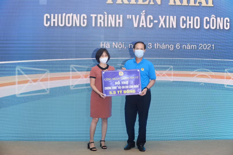 Thừa ủy quyền của Lãnh đạo Bộ TT&amp;TT, Công đoàn TT&amp;TT Việt Nam đã hỗ trợ 5,5 tỉ đồng cho ban tổ chức. Ảnh: Bộ TT&amp;TT.