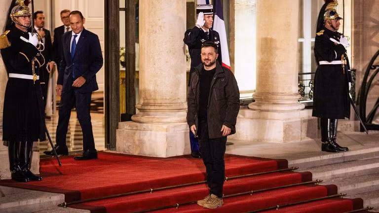Nhà lãnh đạo Ukraine Vladimir Zelensky trước cuộc gặp Tổng thống đắc cử Mỹ Donald Trump tại Pháp. Ảnh: Getty.