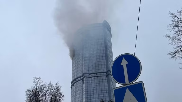 Một tòa nhà chung cư cao tầng ở thành phố Kazan của Nga sau khi bị máy bay không người lái của Ukraine tấn công vào ngày 21/12. Ảnh: Sputnik.