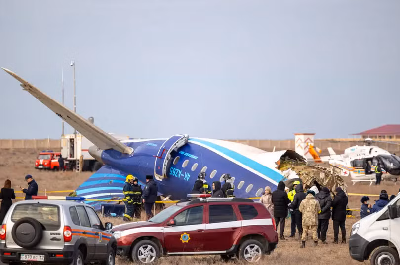 Các mảnh vỡ của chiếc máy bay của hãng hàng không Azerbaijan Airlines sau vụ tai nạn ở Kazakhstan. Ảnh: AFP.