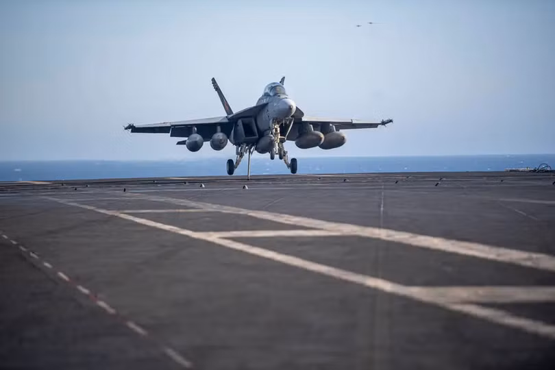 Một chiếc F/A-18 Super Hornet hạ cánh trên sàn đáp tàu USS Dwight D. Eisenhower vào tháng 4. Ảnh: Hải quân Mỹ.