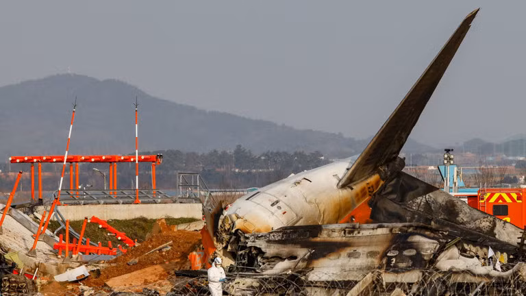 Hiện trường vụ tai nạn hàng không thảm khốc ở Hàn Quốc hôm 29/12. Ảnh: Getty.