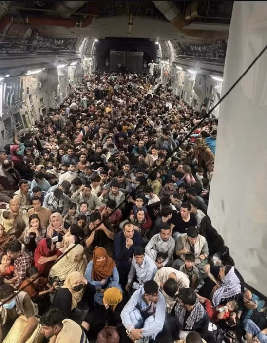 Người dân Afghanistan ngồi chen chúc nhau trong chiếc máy bay chở hàng C-17 của Không quân Mỹ (Ảnh: DPA) Người dân Afghanistan ngồi chen chúc nhau trong chiếc máy bay chở hàng C-17 của Không quân Mỹ (Ảnh: DPA)
