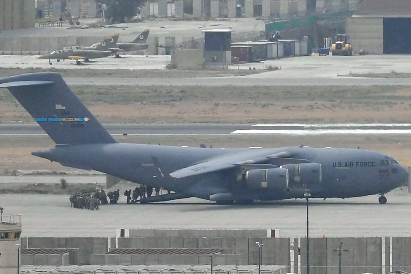 Máy bay vận tải C-17 của Mỹ đậu ở sân bay Kabul hôm 30/8 trong nhiệm vụ di tản khỏi Afghanistan (Ảnh: AFP). Máy bay vận tải C-17 của Mỹ đậu ở sân bay Kabul hôm 30/8 trong nhiệm vụ di tản khỏi Afghanistan (Ảnh: AFP).