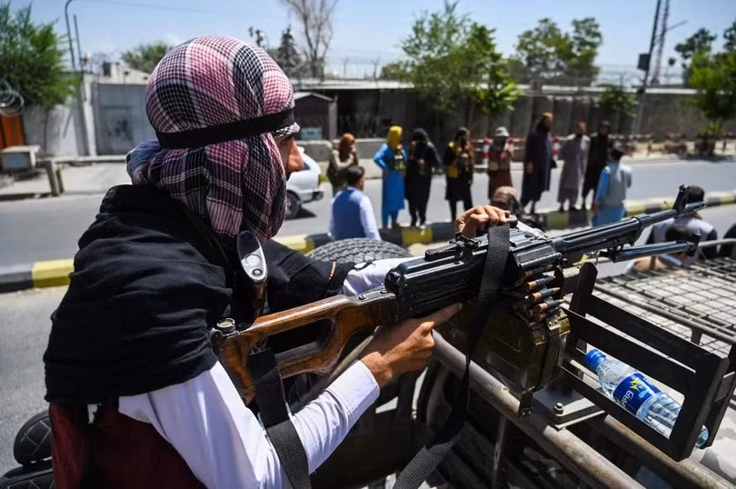 Chiến binh Taliban ngồi sau súng máy đi tuần tra thủ đô Kabul, Afghanistan hôm đầu tuần này (Ảnh: AFP)