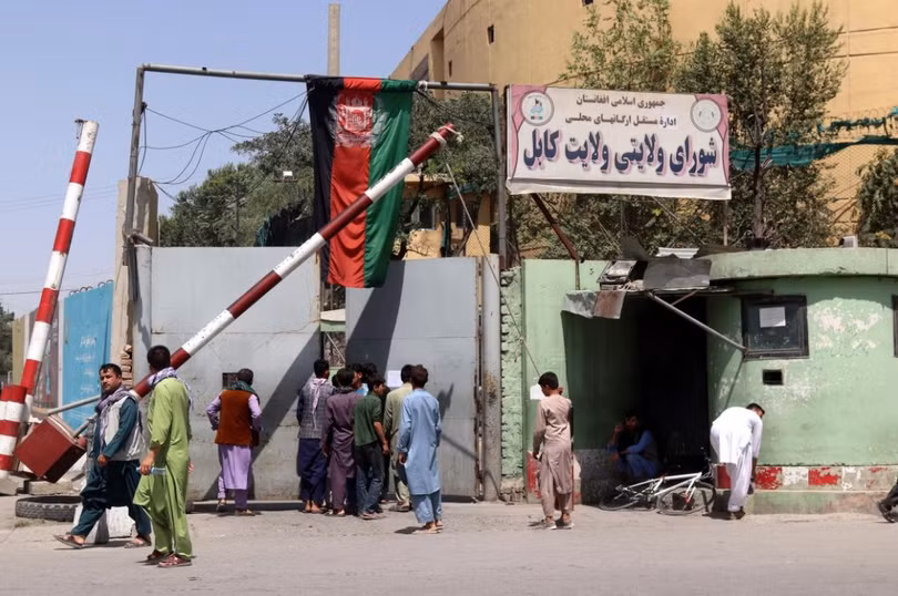 Dân công sở ở Kabul bỏ việc về nhà sau khi hay tin Taliban đánh đến tận thủ đô (Ảnh: AP) Dân công sở ở Kabul bỏ việc về nhà sau khi hay tin Taliban đánh đến tận thủ đô (Ảnh: AP)