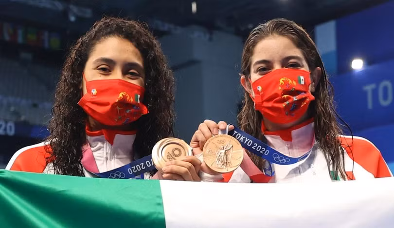 Vận động viên Gabriela Agundez Garcia và Alejandra Orozco Loza của Mexico cầm trên tay chiếc huy chương đồng môn nhảy cầu ván mềm 3 m đôi nữ tại Olympics Tokyo (Ảnh: Reuters) Vận động viên Gabriela Agundez Garcia và Alejandra Orozco Loza của Mexico cầm trên tay chiếc huy chương đồng môn nhảy cầu ván mềm 3 m đôi nữ tại Olympics Tokyo (Ảnh: Reuters)