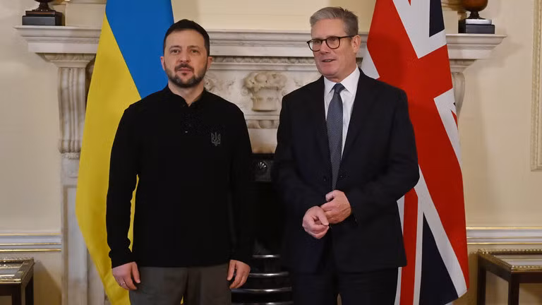 Thủ tướng Anh Keir Starmer và Tổng thống Ukraine Volodymyr Zelensky trong cuộc gặp ở London (Ảnh: Getty)