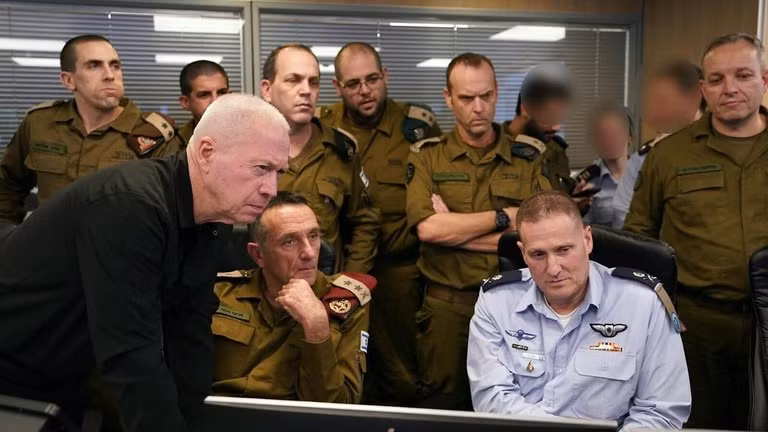 Bộ trưởng Quốc phòng Israel Yoav Gallant (ngoài cùng bên trái) tại phòng chỉ huy ngầm của Lực lượng Không quân Israel ngày 27/9 (Ảnh: Getty)