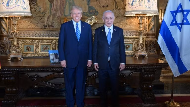 Ông Donald Trump (trái) và Benjamin Netanyahu chụp ảnh tại khu bất động sản Mar-a-Lago ở Palm Beach, Florida, ngày 26/7/2024 (Ảnh: Getty)