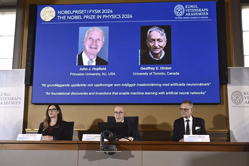 John J. Hopfield (trái), nhà khoa học ở Đại học Princeton (Mỹ), và Geoffrey E. Hinton, giáo sư tại Đại học Toronto (Canada) đoạt giải Nobel Vật lý năm nay (Ảnh: AP)