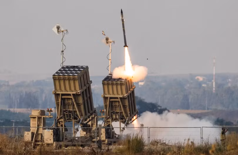 Tên lửa đánh chặn được phóng từ hệ thống Vòm Sắt của Israel (Ảnh: Getty)