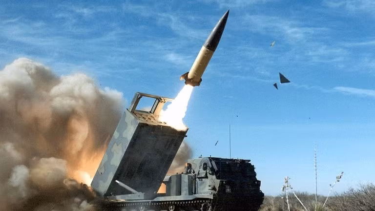 Hệ thống M270 MLRS của Mỹ phóng tên lửa ATACMS (Ảnh: Getty)