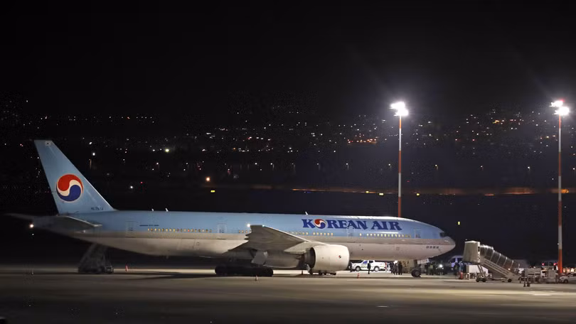 Máy bay của hãng hàng không Korea Air hạ cánh tại sân bay quốc tế Ben Gurion của Israel hôm 22/2 (Ảnh: AFP) Máy bay của hãng hàng không Korea Air hạ cánh tại sân bay quốc tế Ben Gurion của Israel hôm 22/2 (Ảnh: AFP)