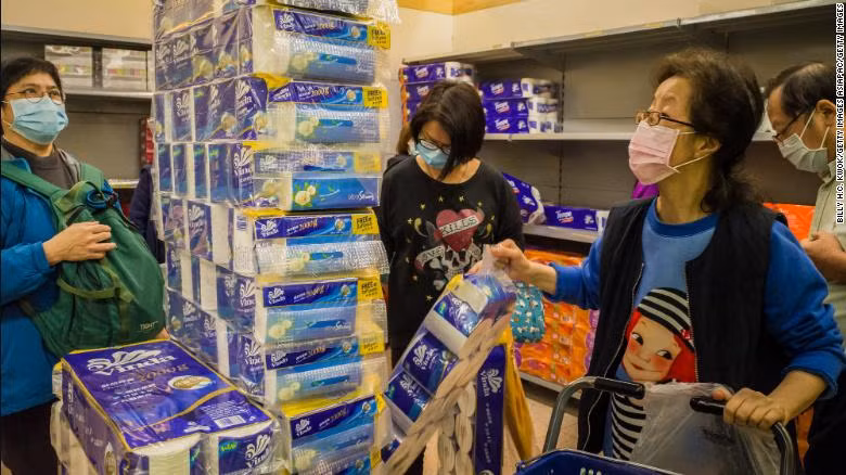 Người dân Hong Kong trong "cuộc chạy đua" mua giấy vệ sinh trong siêu thị (Ảnh: CNN)