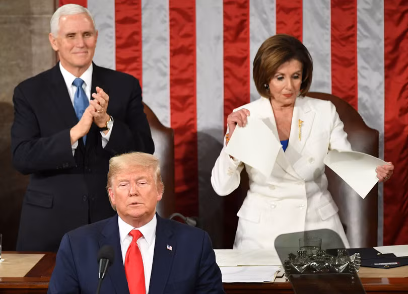 Hình ảnh Chủ tịch Hạ viện Nancy Pelosi xé toạc bản sao Thông điệp liên bang cho thấy thất bại cùng sự phẫn nộ của đảng Dân chủ (Ảnh: DailyBeast)
