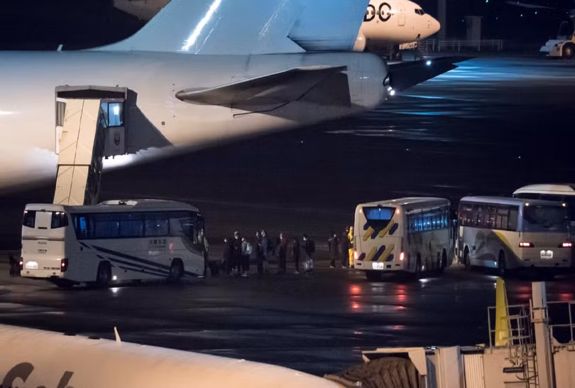 Công dân Mỹ lên chuyến bay sơ tán ở Tokyo vào rạng sáng ngày 17/2/2020 (Ảnh: CNN)