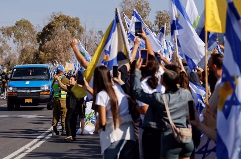 Một đoàn xe chở các con tin di chuyển đến Reim, miền Nam Israel, ngày 13/10. Ảnh: Reuters.