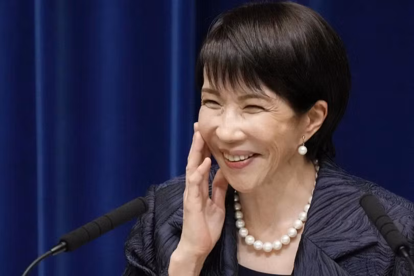 Tân Thủ tướng Nhật Bản Sanae Takaichi mỉm cười trong buổi họp báo tại Tokyo hôm 21/10. Ảnh: Kyodo.