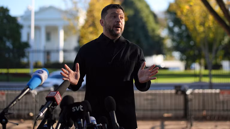 Tổng thống Ukraine Volodymyr Zelensky phát biểu trong cuộc họp báo tại Công viên Lafayette bên ngoài Nhà Trắng. Ảnh: Getty.