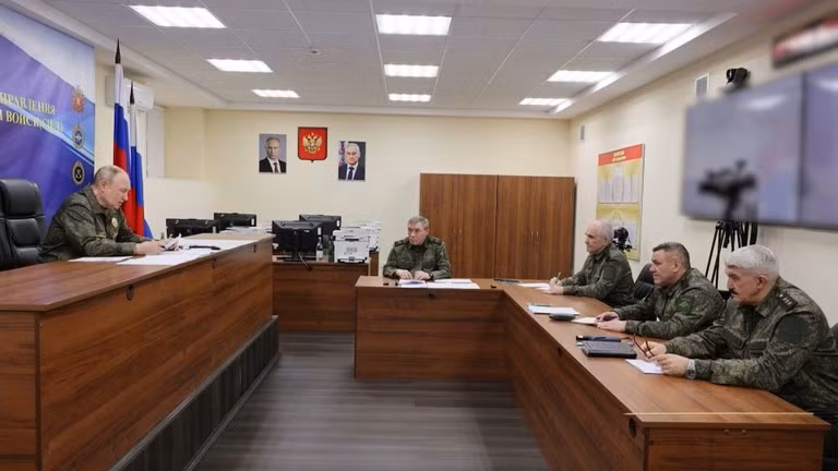 Tổng thống Nga Vladimir Putin đến thăm sở chỉ huy của Quân đội Nga. Ảnh: RT.
