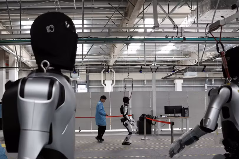 Một nhân viên đang tiến hành thử nghiệm robot hình người tại nhà máy AgiBot ở Thượng Hải vào ngày 20/3. Ảnh: Reuters.