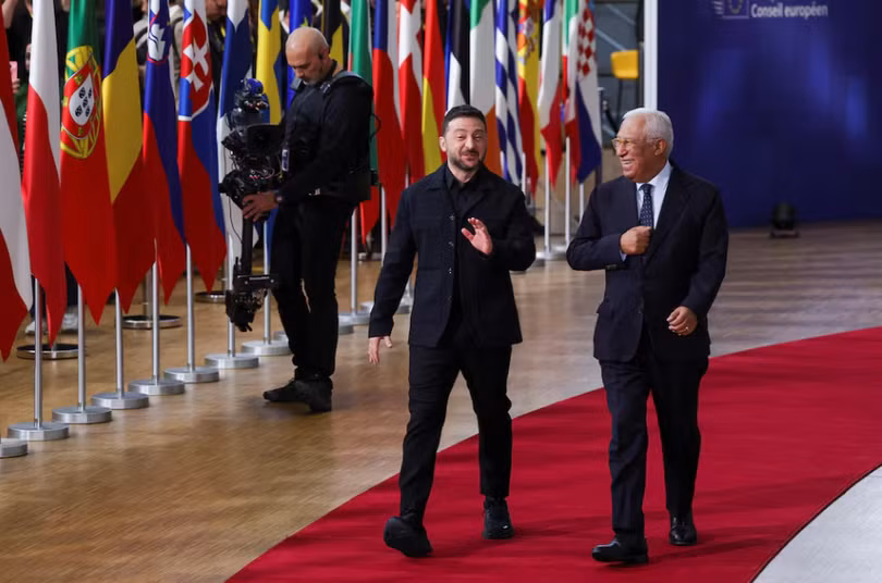 Tổng thống Ukraine Volodymyr Zelensky và Chủ tịch Hội đồng Châu Âu Antonio Costa đến dự hội nghị thượng đỉnh các nhà lãnh đạo Liên minh Châu Âu tại Brussels, Bỉ, ngày 23/10. Ảnh: Reuters.