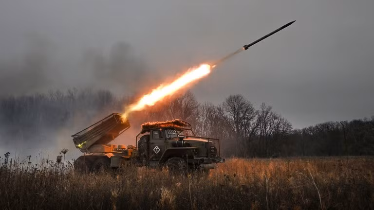 Các bệ phóng tên lửa đa nòng Grad của nhóm Zapad đang hoạt động theo hướng Krasny Liman. Ảnh: Sputnik.