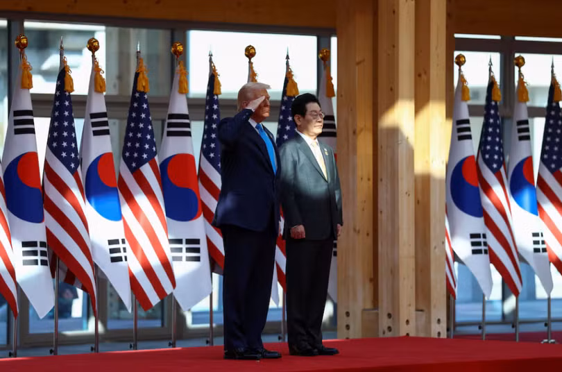 Tổng thống Mỹ Donald Trump gặp Tổng thống Hàn Quốc Lee Jae-myung bên lề hội nghị thượng đỉnh các nhà lãnh đạo APEC tại Gyeongju, Hàn Quốc, ngày 29/10. Ảnh: Reuters.