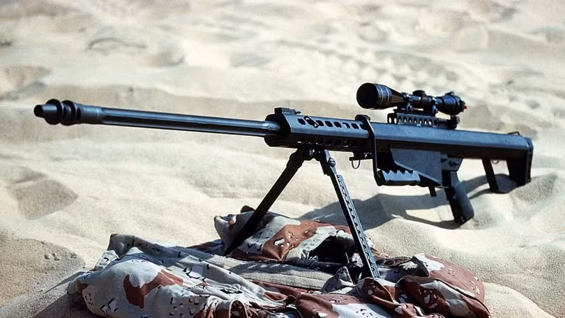Một khẩu Barrett M82 được giữ trong cát. Ảnh: IE.
