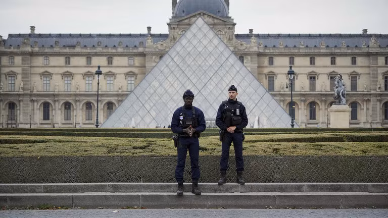 Cảnh sát đứng gác bên ngoài bảo tàng Louvre vào ngày 19/10. Ảnh: Getty.