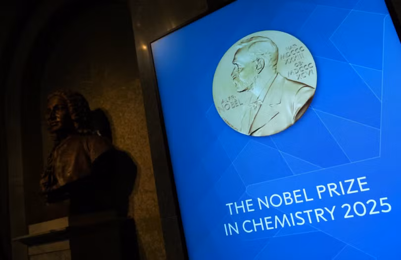Màn hình hiển thị huy chương Giải Nobel trước lễ công bố Giải Nobel Hóa học tại Viện Hàn lâm Khoa học Hoàng gia Thụy Điển, ở Stockholm, Thụy Điển, ngày 8/10. Ảnh: Reuters.