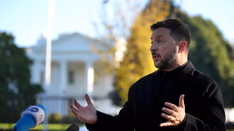 Tổng thống Ukraine Volodymyr Zelensky phát biểu với các phóng viên bên ngoài Nhà Trắng ở Washington, DC, vào ngày 17/10. Ảnh: Getty.