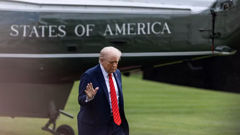 Tổng thống Mỹ Donald Trump trở lại Nhà Trắng sau chuyến thăm Trung tâm Y tế Quân đội Quốc gia Walter Reed vào ngày 10/10. Ảnh: Getty.