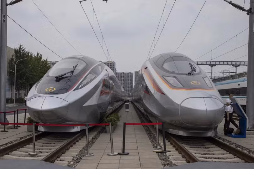 Tàu điện CR450AF EMU (trái) và tàu điện CR400AF-S EMU của Trung Quốc được trưng bày tại Đại hội Đường sắt cao tốc UIC lần thứ 12 tại Trung tâm thử nghiệm đường sắt quốc gia ở Bắc Kinh vào ngày 9/7. Ảnh: EPA