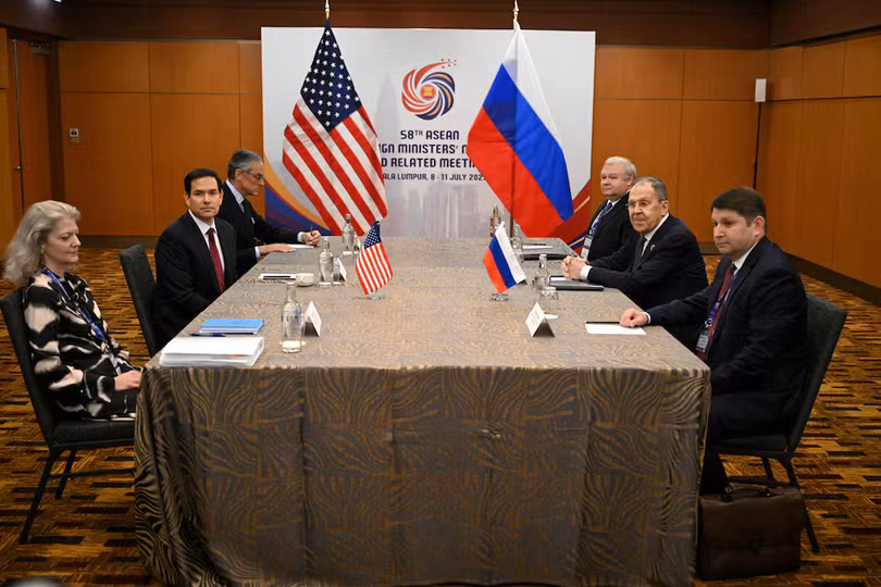 Ngoại trưởng Marco Rubio gặp Bộ trưởng Ngoại giao Nga Sergei Lavrov bên lề Hội nghị Bộ trưởng Ngoại giao ASEAN tại Trung tâm Hội nghị Kuala Lumpur, Malaysia, ngày 10/7. Ảnh: Reuters.