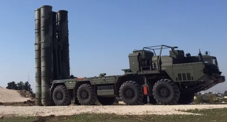Bệ phóng tên lửa thuộc hệ thống S-400 của Nga. Ảnh: MW.