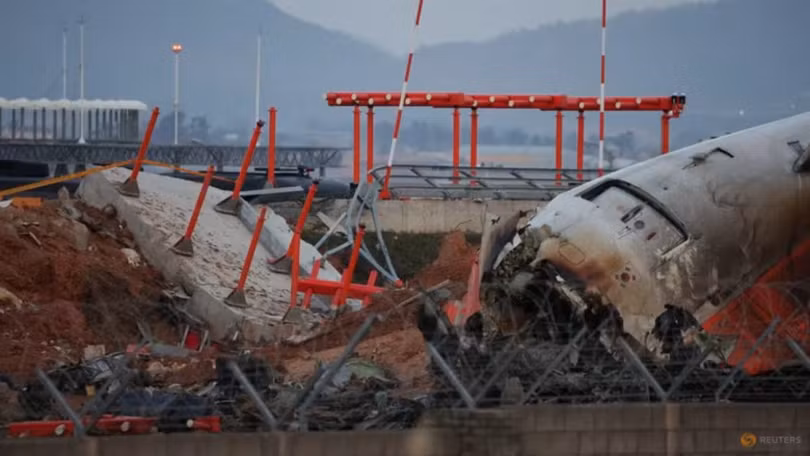 Rơi máy bay Jeju Air Phi công bị nghi tắt nhầm động cơ sau khi va chạm với chim 2.png