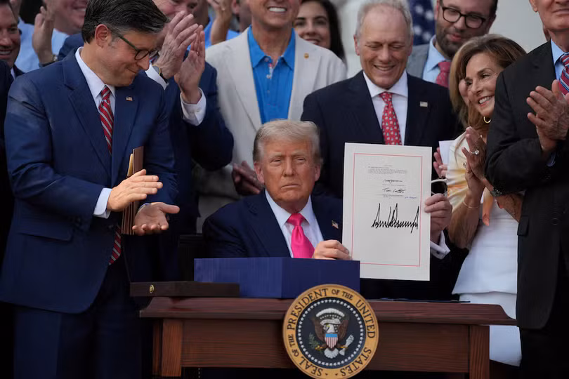 Tổng thống Mỹ Donald Trump ký thông qua đạo luật "lớn và đẹp" tại Nhà Trắng hôm 4/7. Ảnh: Reuters.