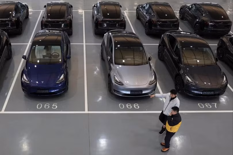 Khách hàng đi ngang qua những chiếc xe điện Tesla tại trung tâm giao hàng của hãng xe này ở Bắc Kinh, Trung Quốc vào tháng 1. Ảnh: Reuters.
