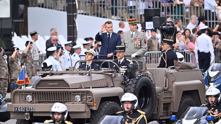 Tổng thống Pháp Emmanuel Macron tham dự lễ duyệt binh kỷ niệm Ngày Bastille thường niên tại Paris, ngày 14/7. Ảnh: Getty.